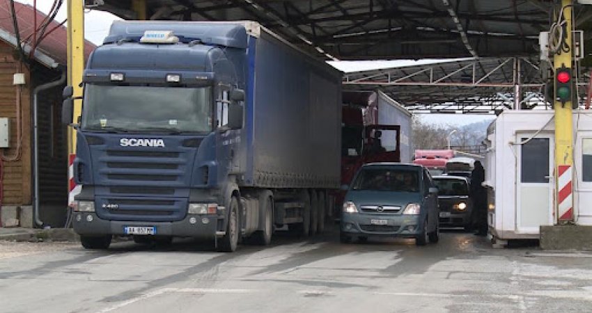 Nis zbatimi i vendimit, kamionët me mallra serbe hyjnë në territorin e Kosovës