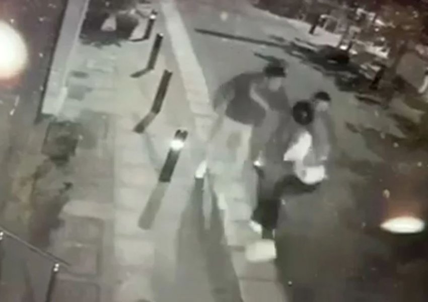 VIDEO/ Publikohen pamjet kur dy vëllezërit vrasin kushëririn e tyre shqiptar! E ndjekin me vrap, më pas e sulmojnë 