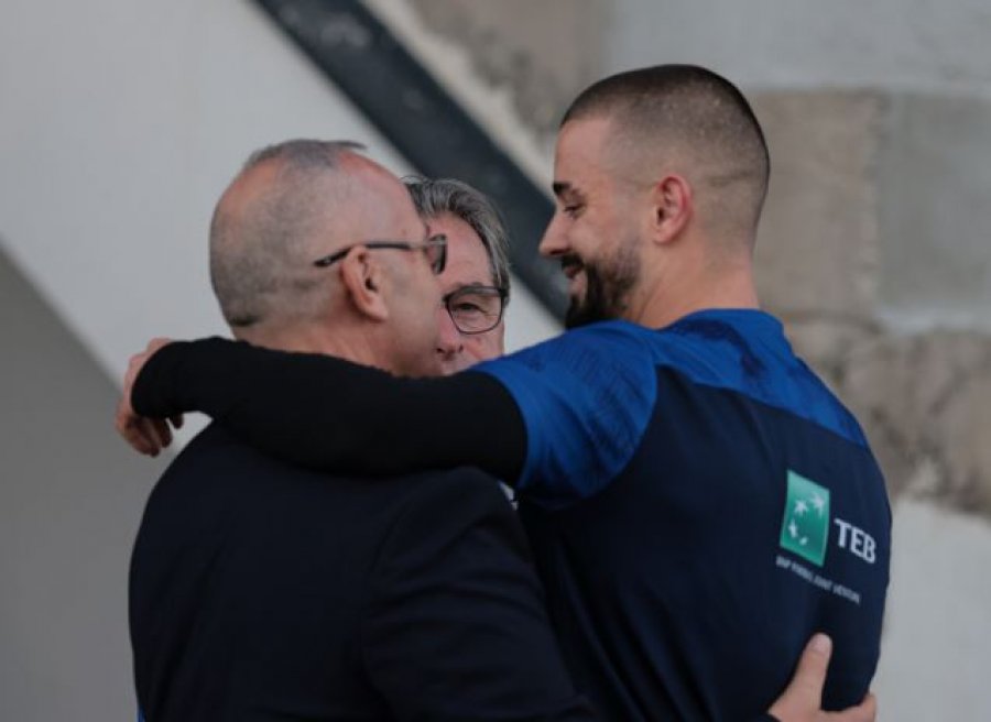 Përqafohen Edon Zhegrova dhe Agim Ademi