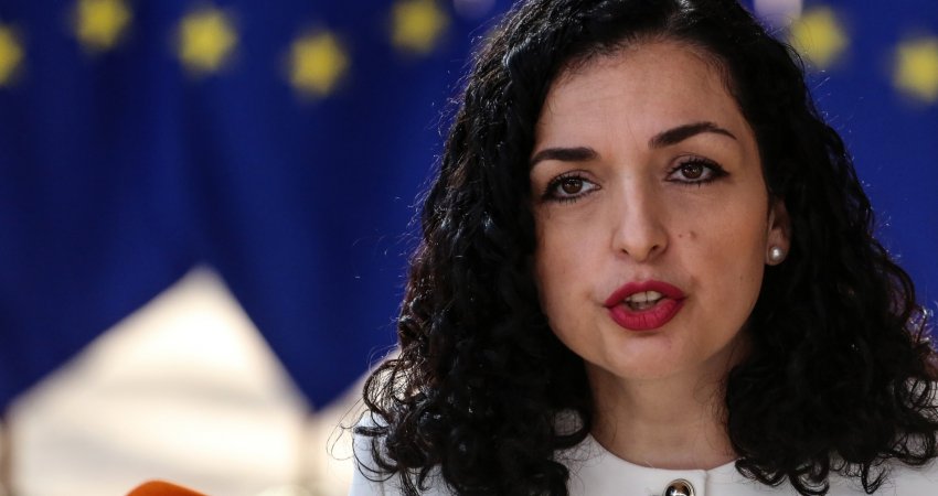 Presidentja Osmani dridh Vuçiqin në Samit: Qasja pajtuese ndaj agresorit Millosheviq çoi në luftëra të tmerrshme deri në Kosovë