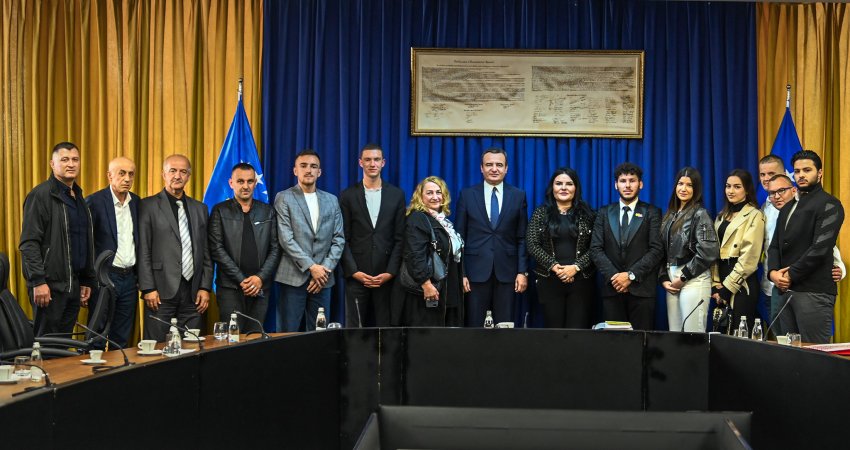 Kurti takohet me qytetarë e aktivistë nga Sanxhaku, njihet me vështirësitë e tyre nga mungesa e demokracisë në Serbi