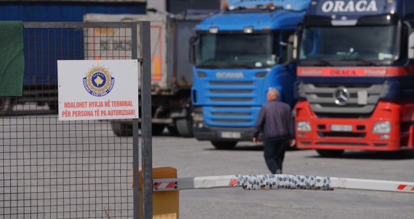 Pak kamionë me mallra serbe po hyjnë në Kosovë