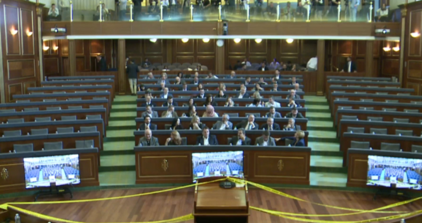 Opozita lëshon sallën, mazhoranca s’ka kuorum për të vazhduar – mbyllet seanca e tensionuar e Kuvendit të Kosovës
