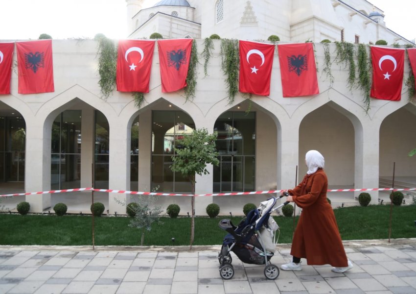 Erdogan përuron Xhaminë e Namazgjasë, ish-kreu i KMSH për VOA: Akt i shëmtuar, ndërhyrje e egër politike