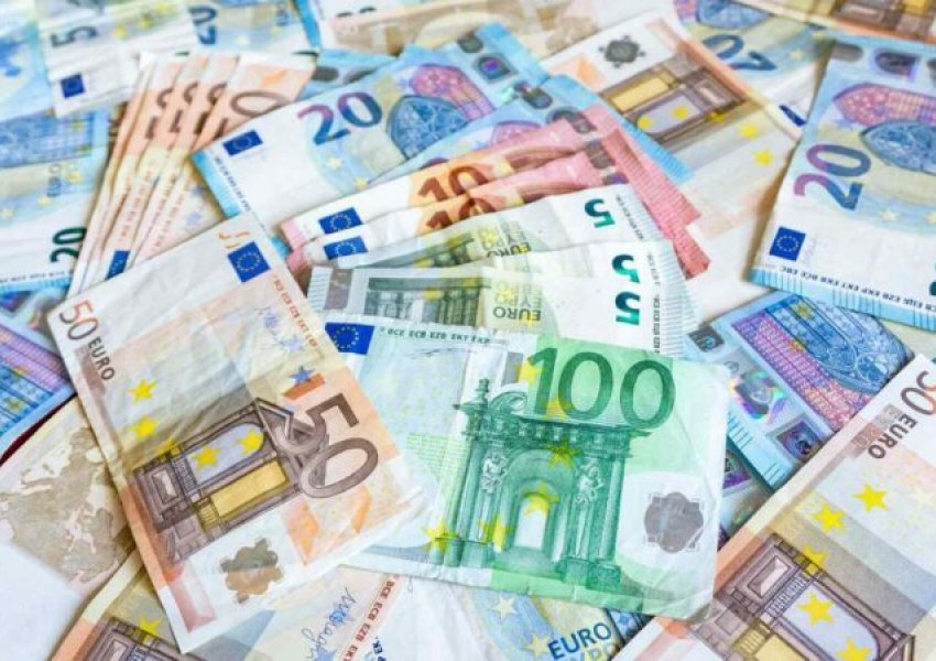 Këmbimi valutor/ Ja me sa po blihen dhe shiten dollari dhe euro
