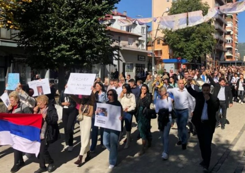 Akuzohet për 'ngacmim'/ Protesta në Mitrovicën e Veriut kundër arrestimit të liderit të partisë Demokracia Serbe
