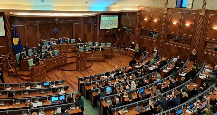 Fjalime të ashpra në Kuvend, pozita nuk merr pjesë në seancën e jashtëzakonshme të thirrur nga opozita