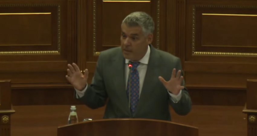 “Pablo Esobar tregtonte me drogë, e këta tregtojnë me ushqim të FSK-së”, Kastrati me akuza ndaj Qeverisë Kurti