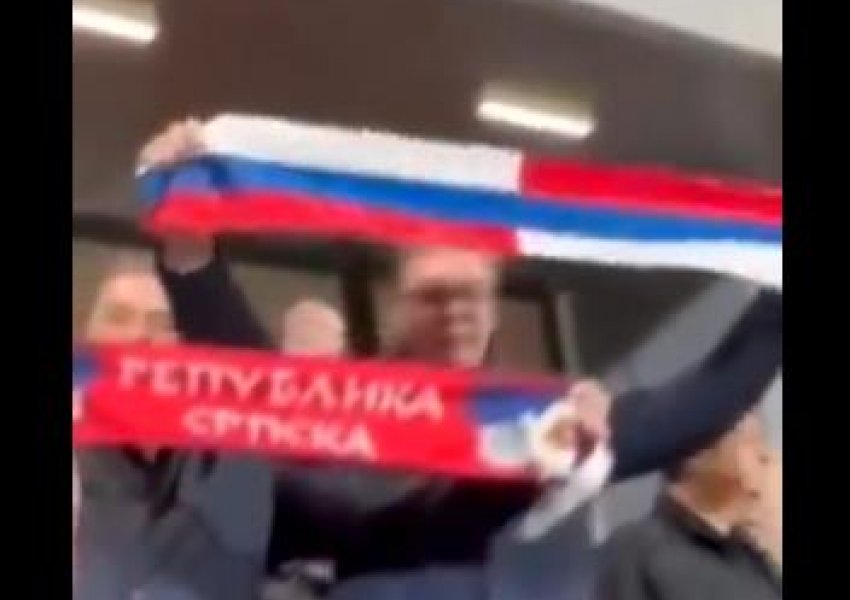 Ndeshja Serbi-Zvicër/ Vuçiç provokon në stadium, nxjerr nga xhepi flamujt e bashkuar të Serbisë dhe Rusisë