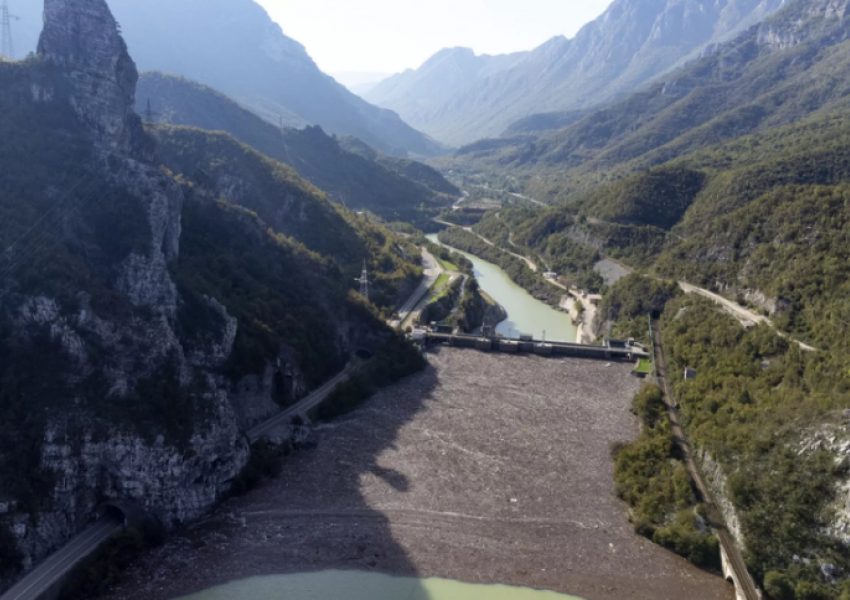 26 të vdekur dhe një i zhdukur pas përmbytjeve që përfshiu Bosnjën