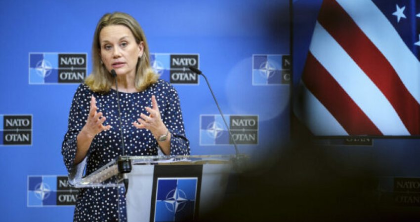 Ambasadorja e SHBA-ve në NATO kërkon progres në dialog