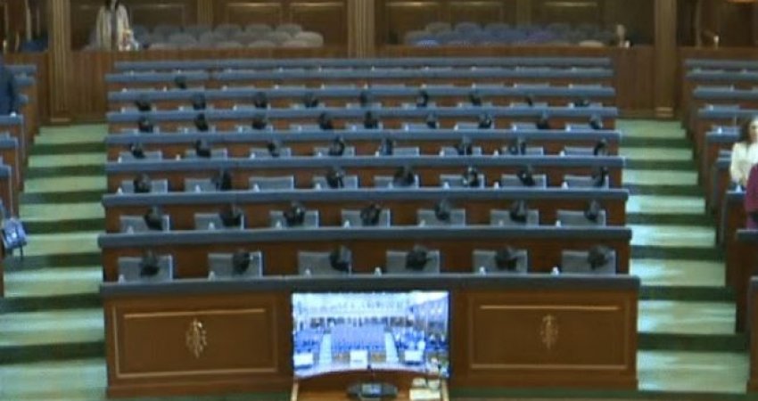 PDK me aksion simbolik në Kuvend, vendos kapele në ulëset e deputetëve të LVV-së