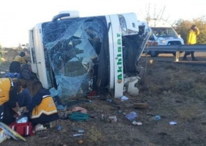 Përmbyset autobusi në Turqi! Gjashtë të vdekur dhe 25 të plagosur
