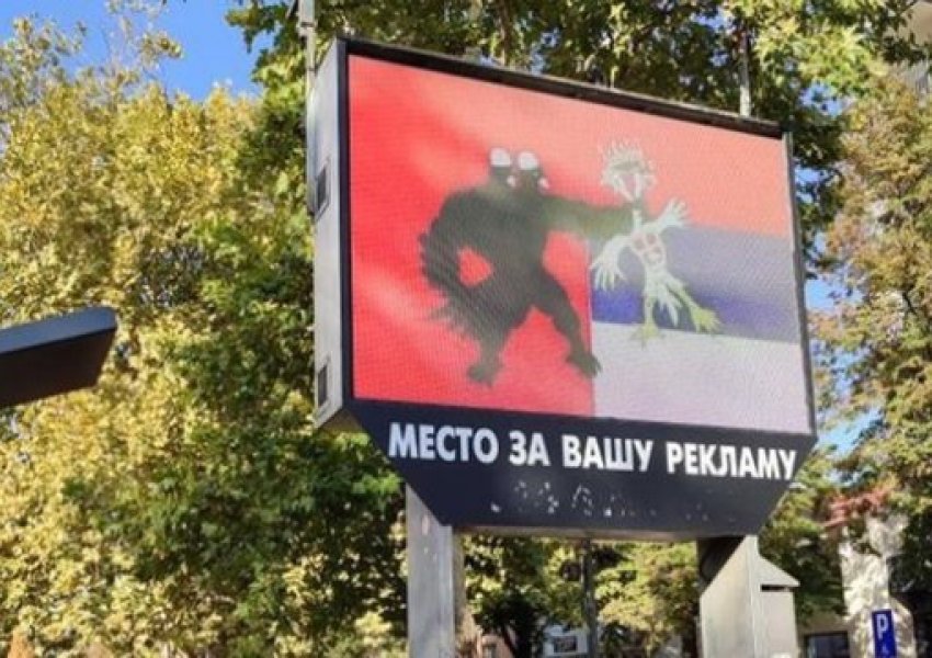 E pazakontë! Shqiponja me dy krerë ‘kap prej fyti’ atë serbe/ Hakerohet billbordi në Serbi, fotoja virale shfaqet në mes të qytetit