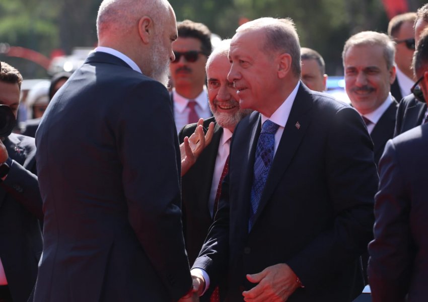 Gazetari e nxjerr blof/ Si gënjeu Edi Rama mëngjesin e sotëm, duke viktimizuar veten publikisht