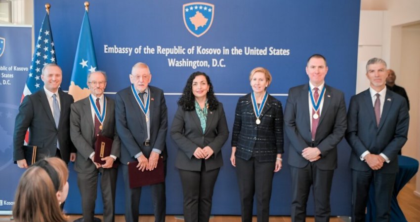 Osmani dekoron William Walker dhe disa nga aleatët tjerë amerikanë me Urdhrin e Lirisë dhe Pavarësisë