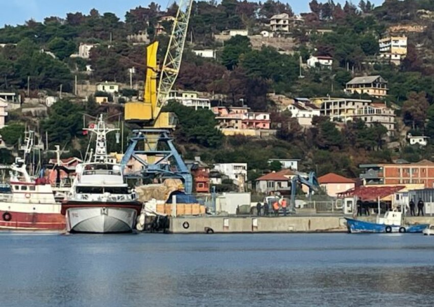 Nga Shëngjini drejt Italisë/ Niset anija me 12 emigrantët që ishin akomoduar në Gjadër