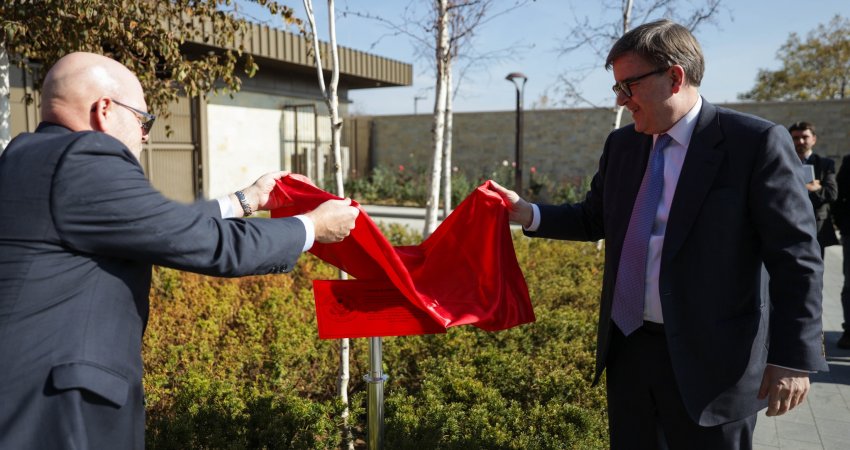 O’Brien dhe Hovenier mbjellin një pemë dhe vendosin pllakatë në nderim të Tina Kaidanowa-s
