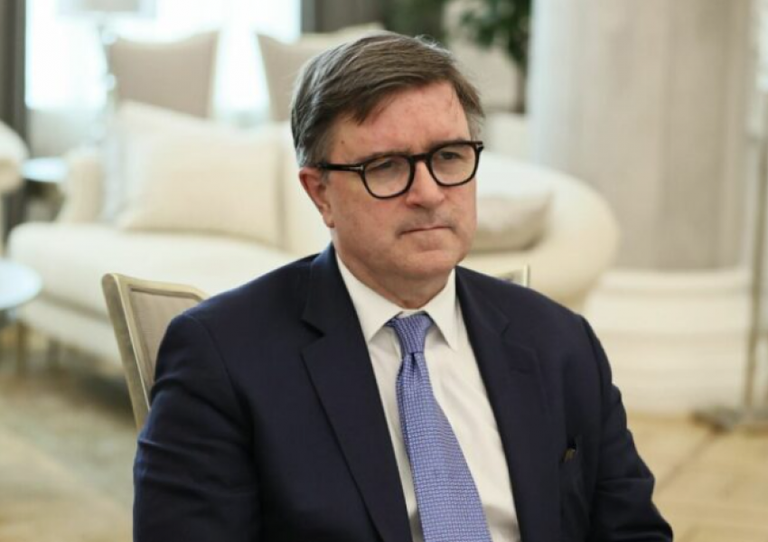 O’Brien arrin në objektin e Qeverisë, pritet të takohet me Kurtin