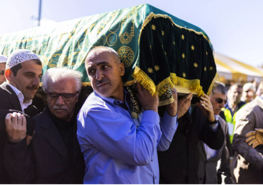 Mijëra njerëz vajtojnë predikuesin turk dhe rivalin e Erdoganit, Fethullah Gylen në funeralin e tij në Nju Xhersit