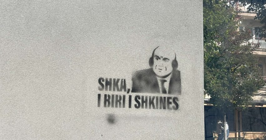 Vendosen grafite fyese kundër Fadil Gecit në Prishtinë
