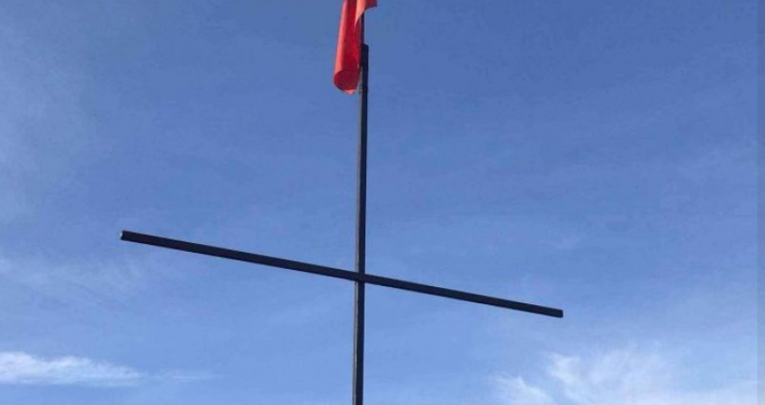 KMDLNj reagon për vendosjen e kryqit në varrezat e Bajçinës: As Serbia në okupim s’e ka ndërmarrë një veprim të tillë
