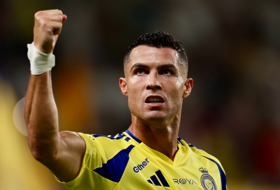 Tifozi fiksohet nga kamerat duke qarë për Ronaldon, portugezi: Po e kërkoj!