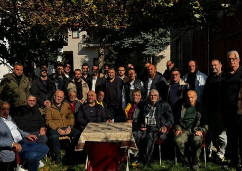 Gazmend Muhaxheri reagon pas sulmit, publikon një fotografi i rrethuar me miq të tij: Jam shëndosh e mirë