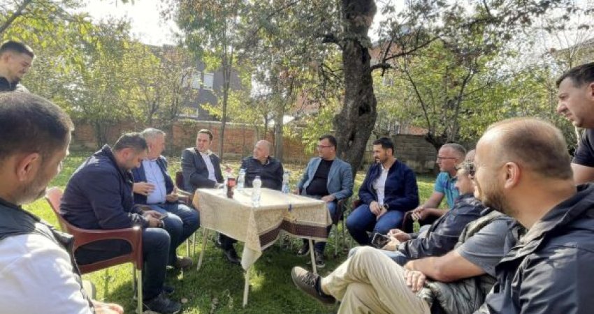 Abdixhiku pas vizitës tek Muhaxheri: E gjetëm më të fortë dhe të vendosur, shteti ta zbardhë këtë akt të ulët