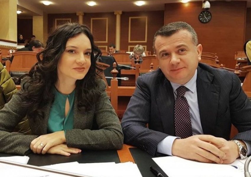 Luksi i shfrenuar i Spiropalit dhe çiftit Balla/ Berisha: Iu plasi për pensionistët këtyre hajdutëve!