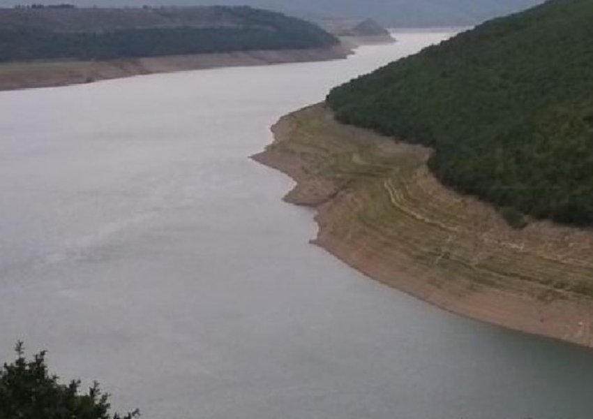 Bie ndjeshëm niveli i Fierzës, dalin bazamentet e dy urave mbi Drinin e Zi