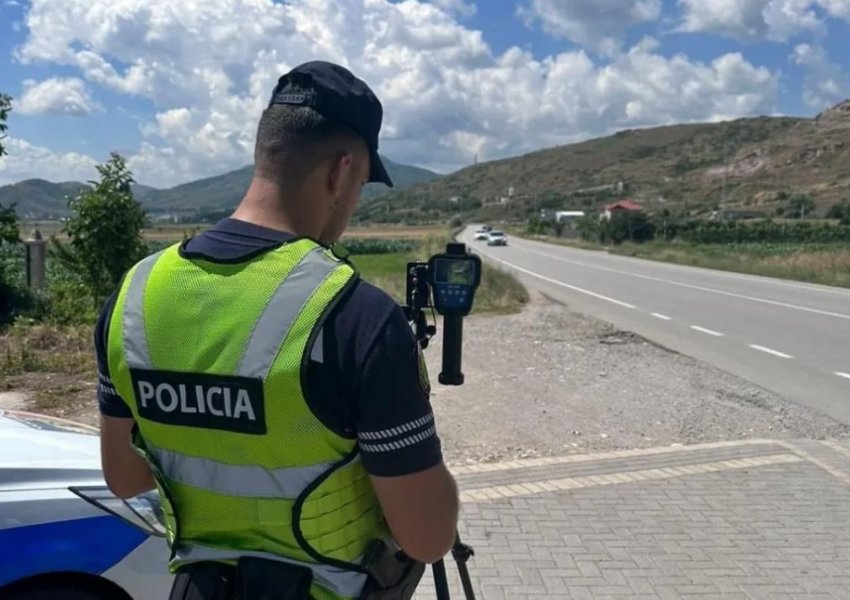 Kosovarët ankohen: Policia në Shqipëri na gjobit pa njoftuar, tani na bllokon edhe hyrjen në pikat kufitare