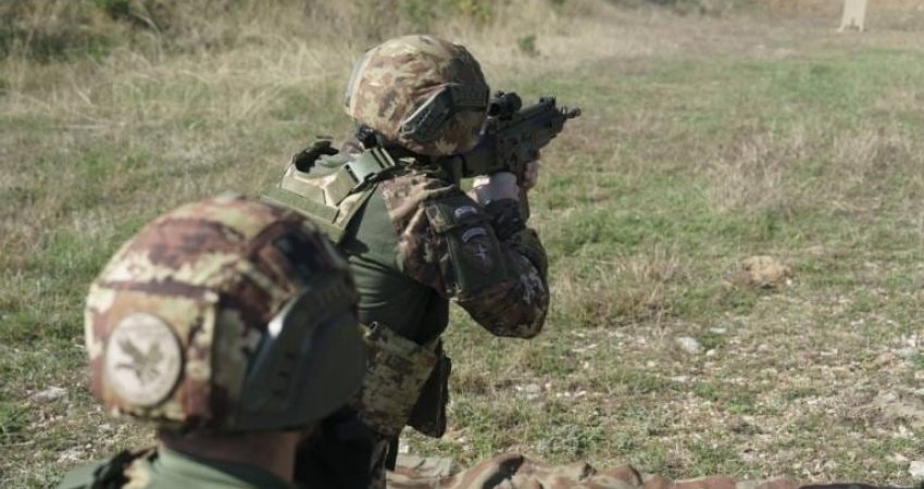KFOR-i publikon pamjet e stërvitjes duke gjuajtur me armë