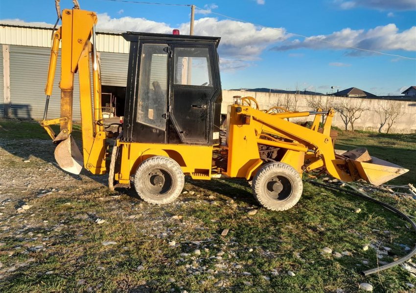 Mirditë/ Po riparonte një defekt, kova e fadromës shkëputet dhe godet për vdekje 38-vjeçarin