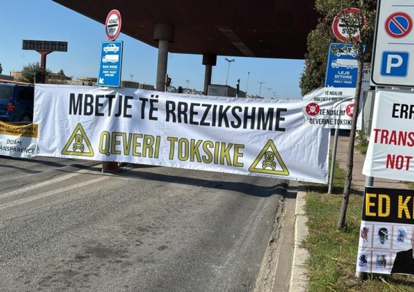 Anija mbërrin në port/ I vendoset sekuestro 102 kontejnerëve me mbetje toksike