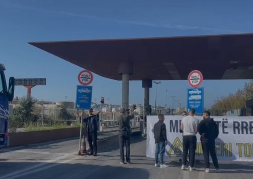 Mbërrin në Durrës anija 'Moliva' me qindra kontejnerë me mbetje toksike