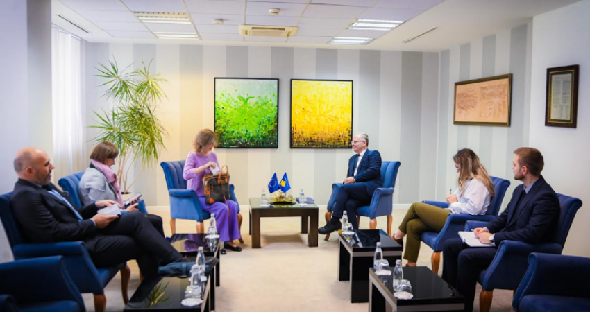 Bislimi takon zyrtaren e BE-së, diskutojnë për rrugëtimin e Kosovës drejt integrimit evropian