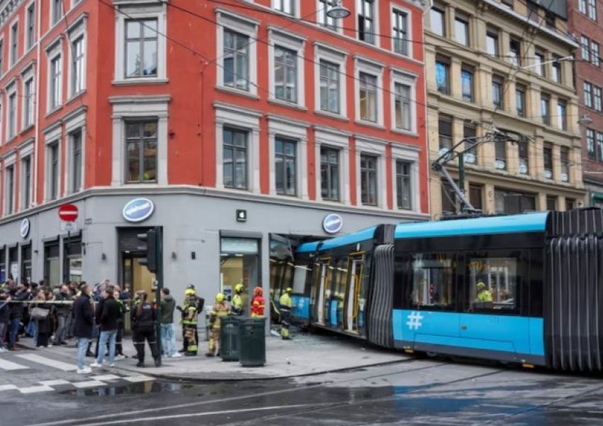 Tramvaji hyn brenda dyqanit në qendër të Oslos, plagosen 4 persona