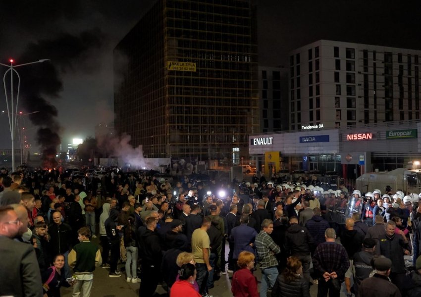 Media e madhe amerikane jehonë protestës: Opozita shqiptare proteston, bllokon rrugët dhe kërkon qeveri teknike