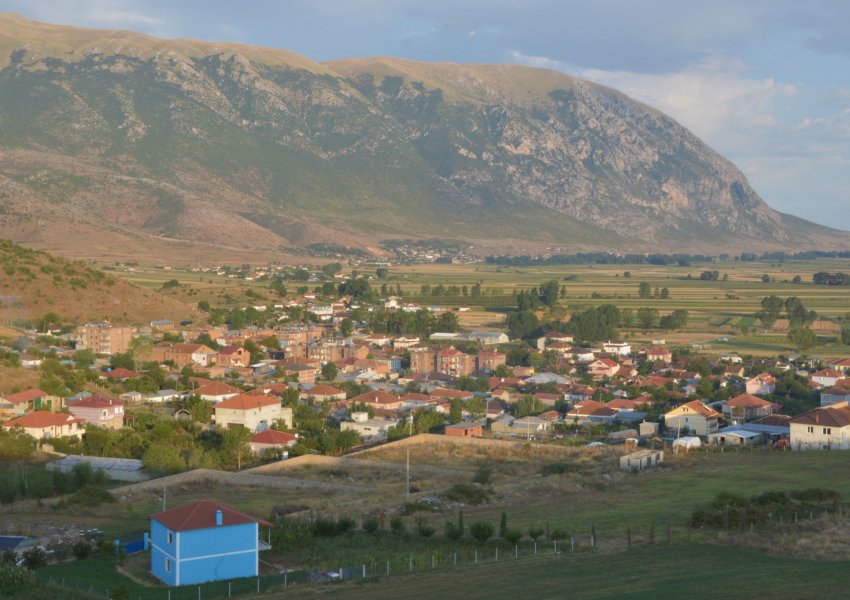 Sherr në familje/ Babai qëllon me thikë djalin 15 vjeç
