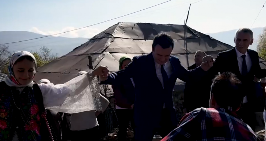 Kurti i gëzohet fort përurimit të rrugës, ia kris vallës bashkë me Durmishin