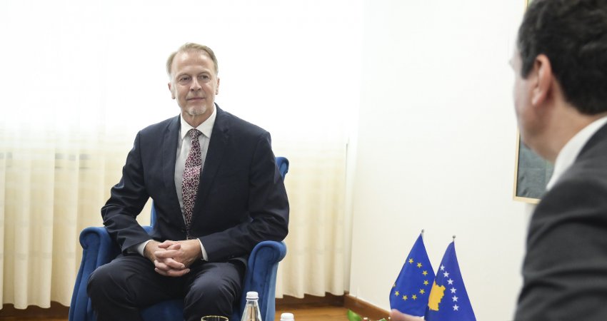 Ambasadori i BE-së pasdite e çon në Qeveri Raportin e Progresit dhe del në konferencë me Bislimin