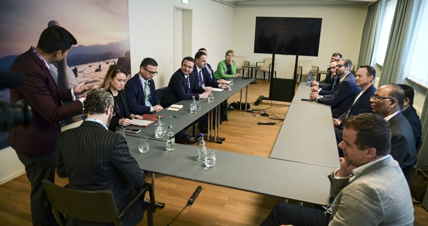 Kurti takohet me drejtues të kompanive të njohura në Zvicër