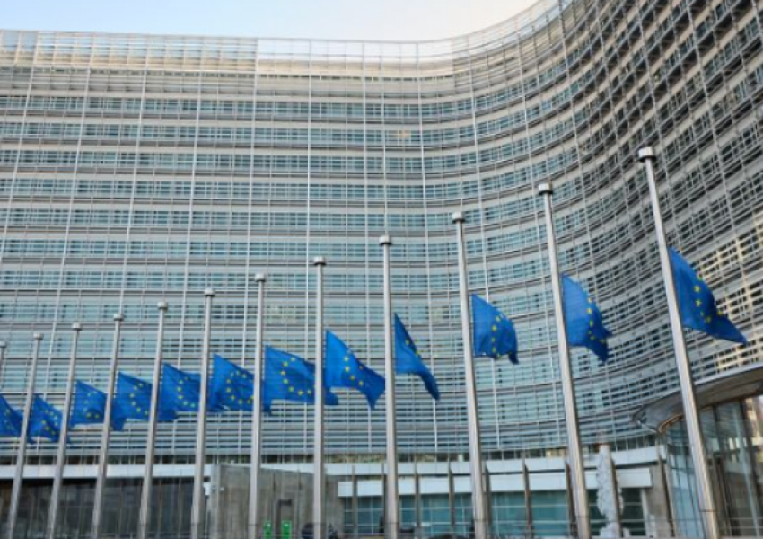 Brukseli ul flamujt në gjysmështizë në shenjë solidariteti me Spanjën