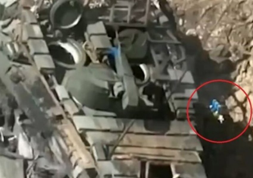 Droni i vogël i ukrainasve shkatërron tankun rus