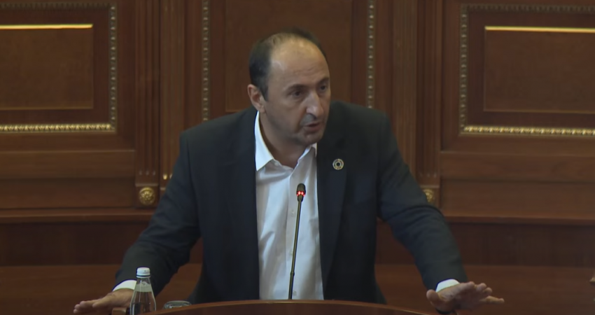 Opozita kritikon ministrin Aliun për mosndërtimin e rrugëve