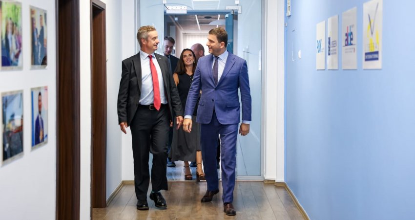 Krasniqi flet për takimin që pati me ambasadorin britanik, u diskutua për zhvillimet e fundit në vend