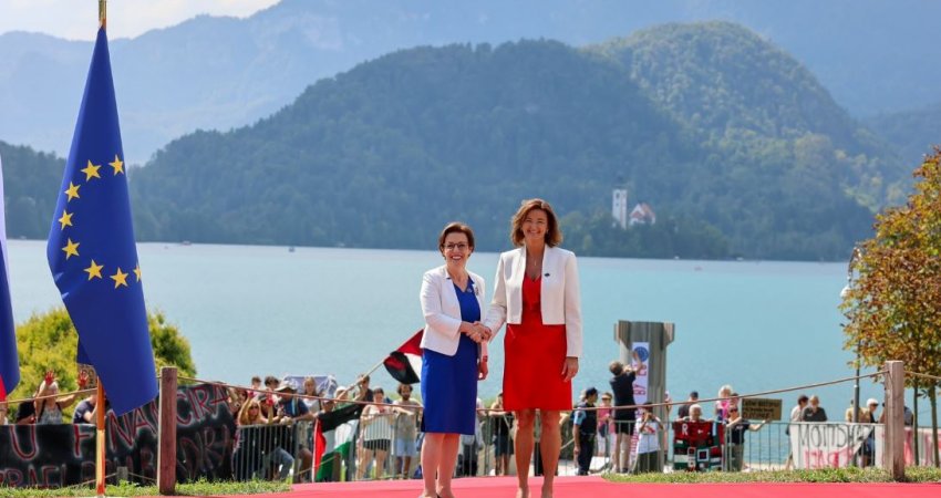 Gërvalla pritet nga Fajon në Bled para pjesëmarrjes në forum