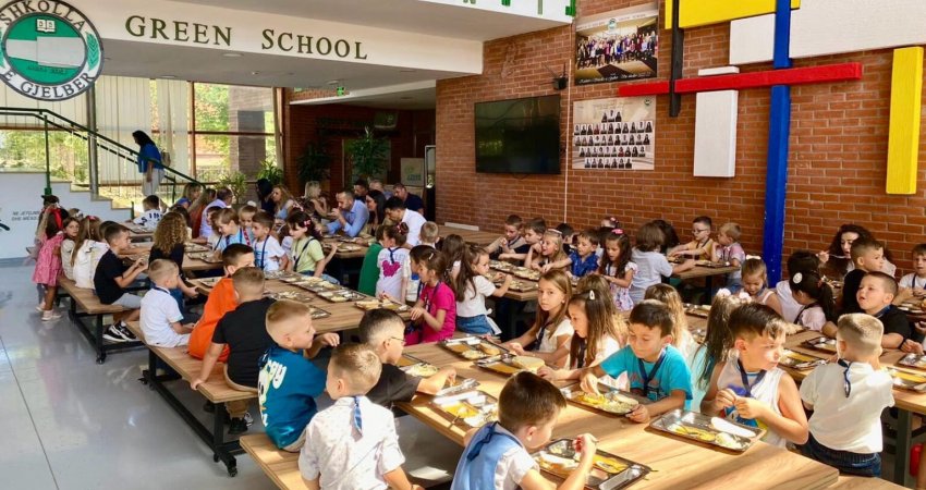 Abdixhiku publikon foton teksa nxënësit me mësim gjithëditor hanë shujtën: Kosova mundet më mirë