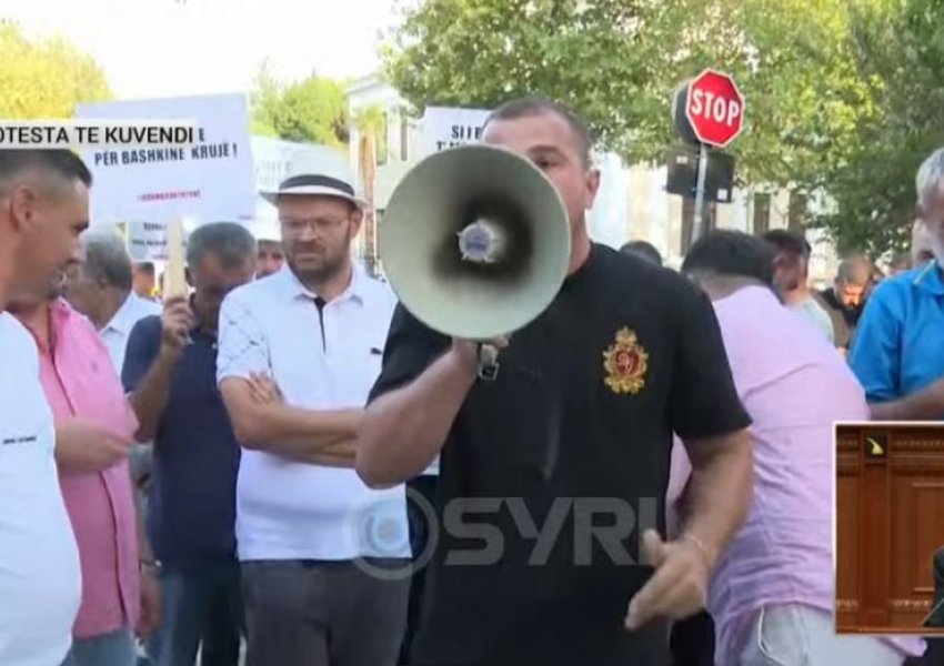 Thumanë-Kashar ‘zhvendoset’ në Kuvend/ Protestuesit: Rama fshihet si mi! Nuk ngopet me para, në burg do i marrësh masakara!
